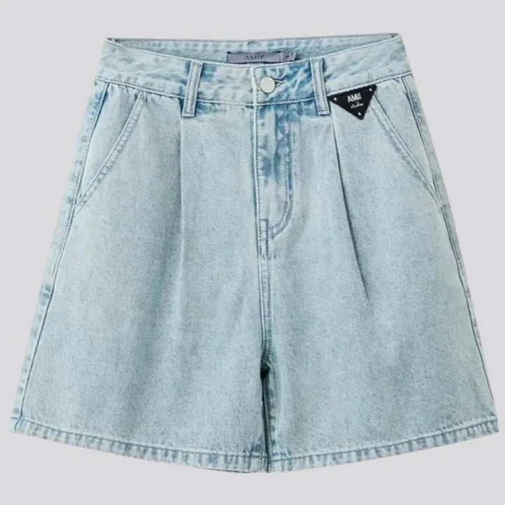 Pleated waistline light wash women's denim shorts