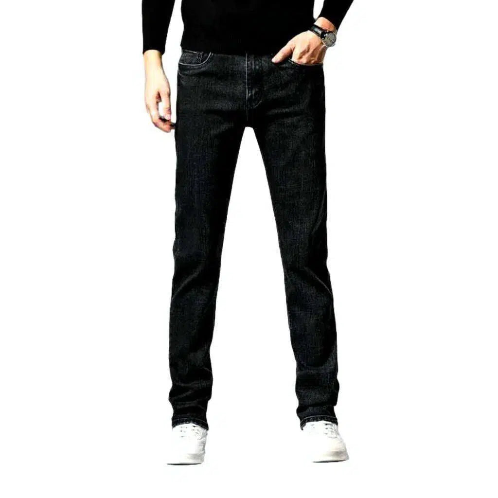 Narrowing men's dark jeans